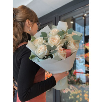 7 роз с эвкалиптом 